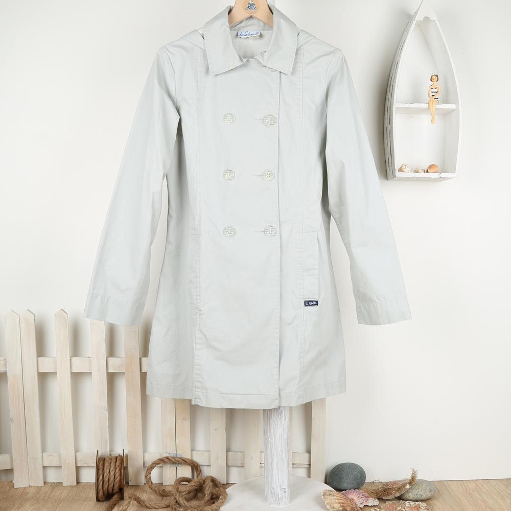 Erdre, Imperméable femme en tissu léger double boutonnage Le Glazik Perle Erdre, Imperméable femme en tissu léger double boutonnage Le Glazik Perle