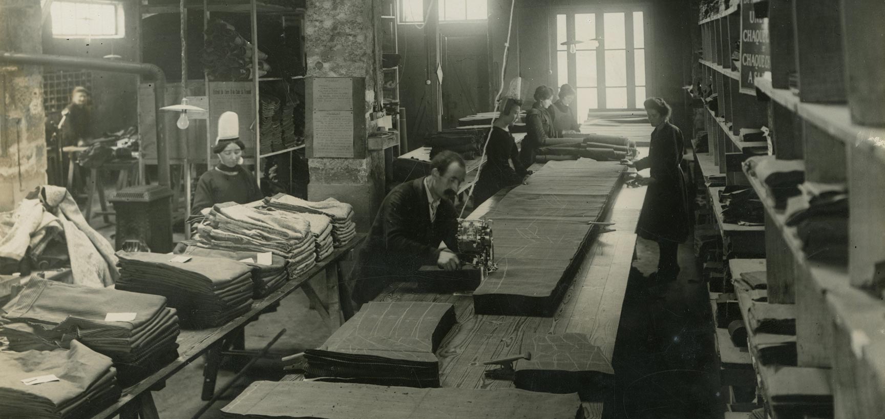 Le Glazik workshop in the 1930s with seamstresses in Quimper
