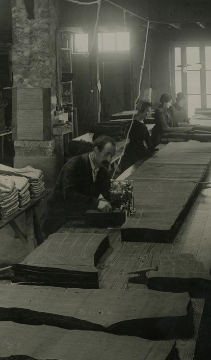 Le Glazik workshop in the 1930s with seamstresses in Quimper