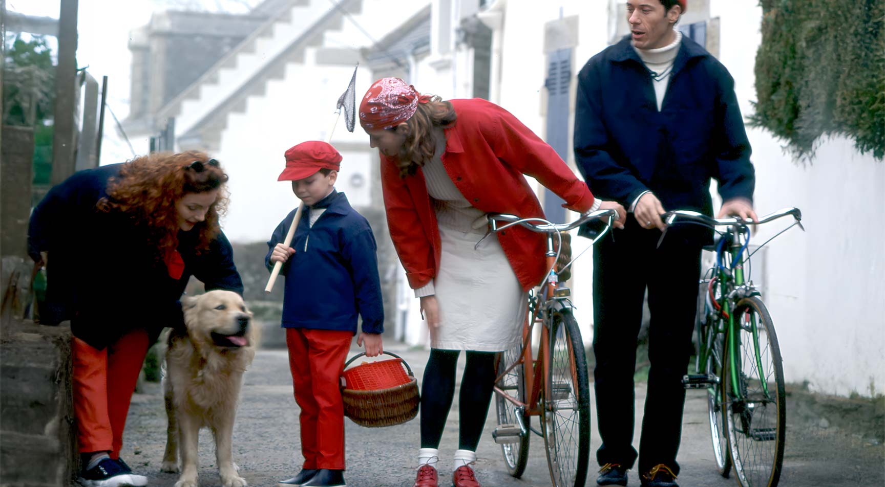 Archive photograph of a family wearing Le Glazik maritime clothing on the Île de Ré